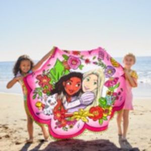 Disney Store Moana and Rapunzel Beach Towel tuote hintaan 35€ liikkeestä Disney Store