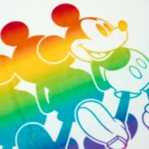 Disney Store Mickey Mouse Pride Beach Towel tuote hintaan 25€ liikkeestä Disney Store