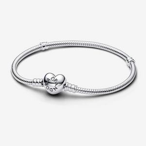 Moments Silver Bracelet, Heart Clasp tuote hintaan 59€ liikkeestä Pandora