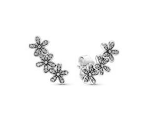 Daisy Flower Stud Earrings tuote hintaan 59€ liikkeestä Pandora