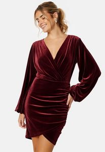 Leija Velvet Dress tuote hintaan 639€ liikkeestä Bubbleroom