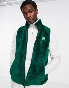 Adidas Originals Essentials+ fluffy full zip gilet in dark green tuote hintaan 31,5€ liikkeestä Asos