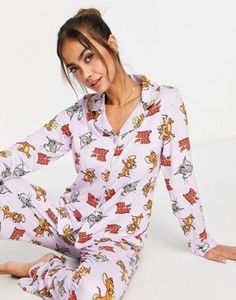 Tom & Jerry all over print button through pyjama set in lilac tuote hintaan 26€ liikkeestä Asos