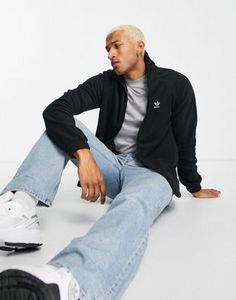 Adidas Originals Adicolor fleece in black tuote hintaan 38,5€ liikkeestä Asos