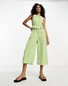 Urban Threads jumpsuit with frill detail in green gingham tuote hintaan 28€ liikkeestä Asos